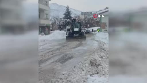 Tunceli'de karla mücadele çalışmalarını aralıksız sürdürüyor