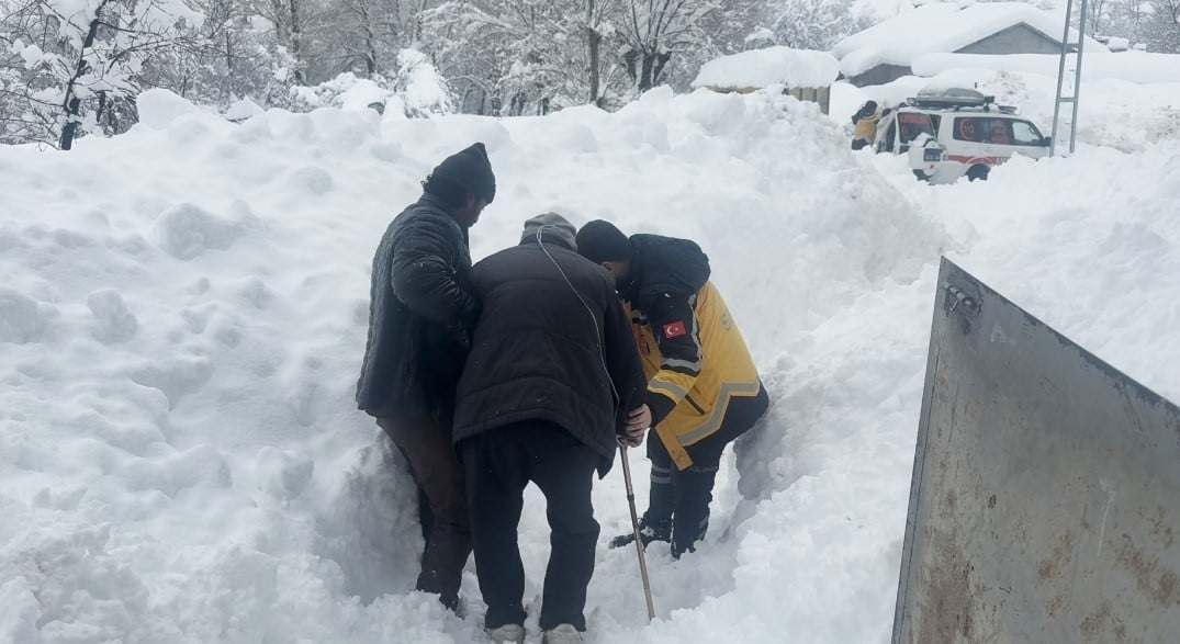 TUNCELİ'NİN OVACIK İLÇESİNDE RAHATSIZLANAN 87 YAŞINDAKİ HASTA, EKİPLERİN YAKLAŞIK 2 SAATLİK...