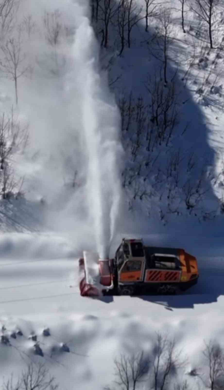 TUNCELİ’DE DÜN SABAH SAATLERİNDE BAŞLAYAN VE ETKİSİNİ SÜRDÜREN KAR YAĞIŞINDAN DOLAYI, KENTTE...