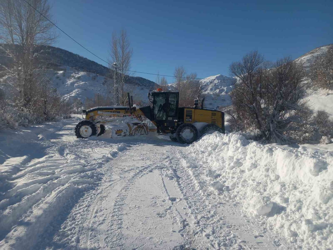 TUNCELİ’DE ETKİLİ OLAN KAR YAĞIŞINDAN DOLAYI 298 KÖY YOLU ULAŞIMA KAPANMIŞTI. 138 KÖY YOLUNUN...