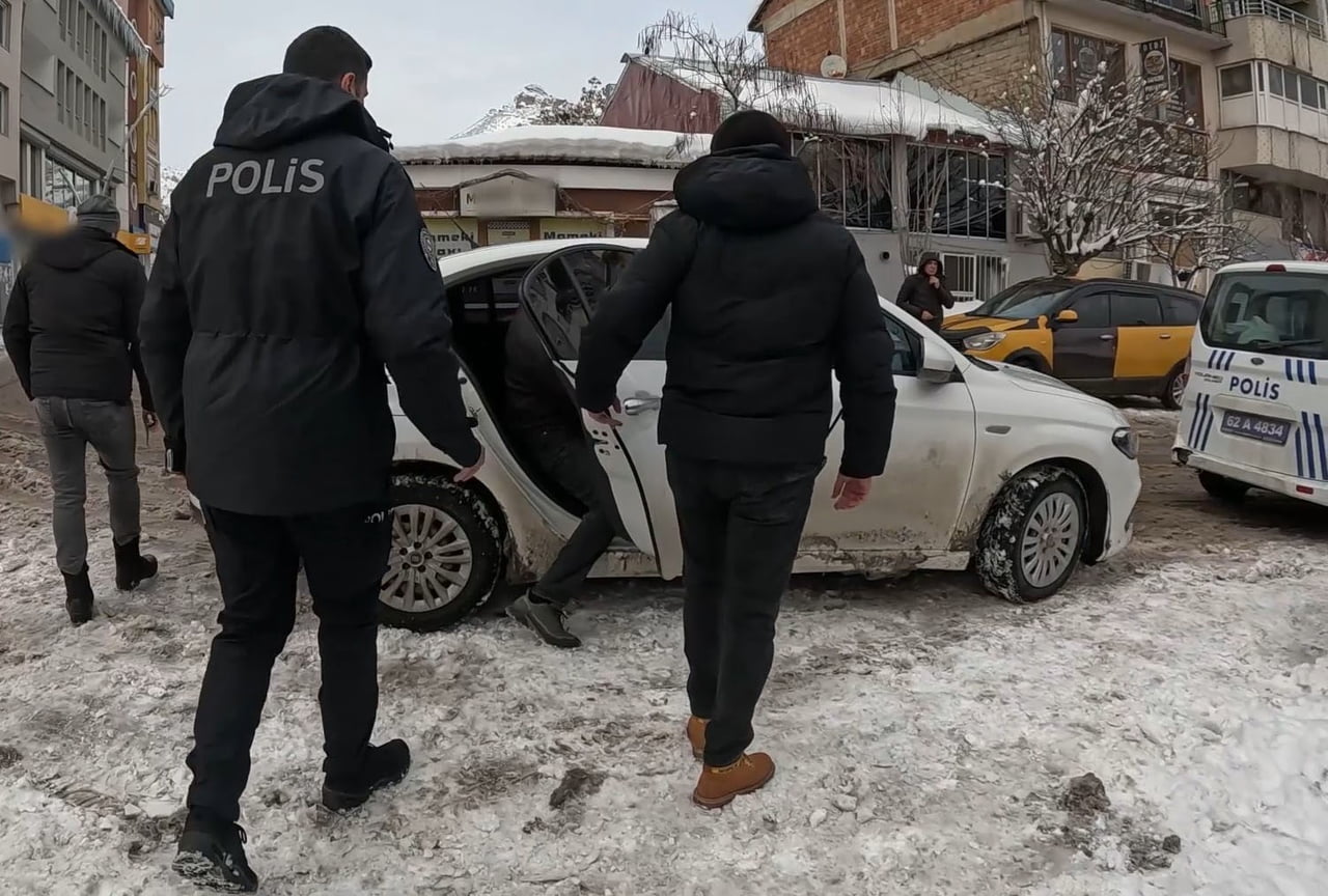 TUNCELİ’DE PARKTA ALKOL ALAN YAŞI KÜÇÜK BİR ÇOCUĞUN RAHATSIZLANARAK HASTANEYE KALDIRILMASININ...