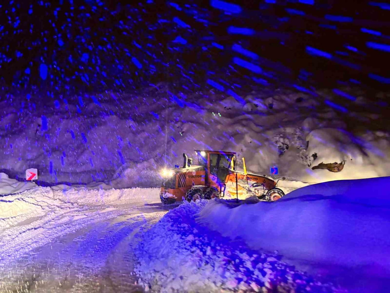 TUNCELİ’DE YAKLAŞIK 10 GÜNDÜR ETKİLİ OLAN YOĞUN KAR YAĞIŞI BİRÇOK İLÇEDE HAYATI OLUMSUZ...