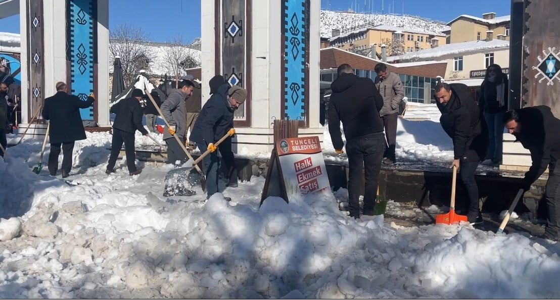 TUNCELİ’DE YAKLAŞIK 10 GÜNDÜR ETKİSİNİ SÜRDÜREN KAR YAĞIŞI NEDENİYLE TUNCELİ BELEDİYESİ, İLGİLİ...