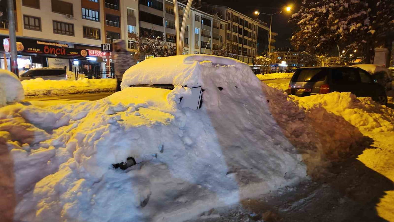 TUNCELİ’DE YAKLAŞIK 20 GÜNDÜR ARALIKLARLA ETKİSİNİ SÜRDÜREN YOĞUN KAR YAĞIŞI, ŞEHİR MERKEZİNDE...