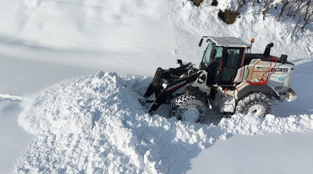 TUNCELİ’DE YAKLAŞIK İKİ HAFTADIR ETKİLİ OLAN YOĞUN KAR YAĞIŞI VE BUZLANMA NEDENİYLE KAPANAN...