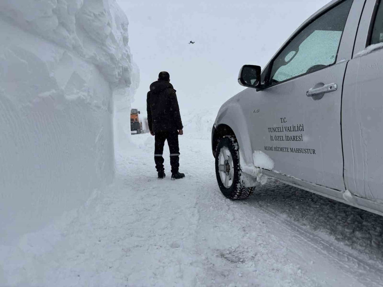 TUNCELİ’DE YOĞUN KAR YAĞIŞI VE BUZLANMA NEDENİYLE 113 KÖY YOLU ULAŞIMA KAPANIRKEN, EKİPLERİN...