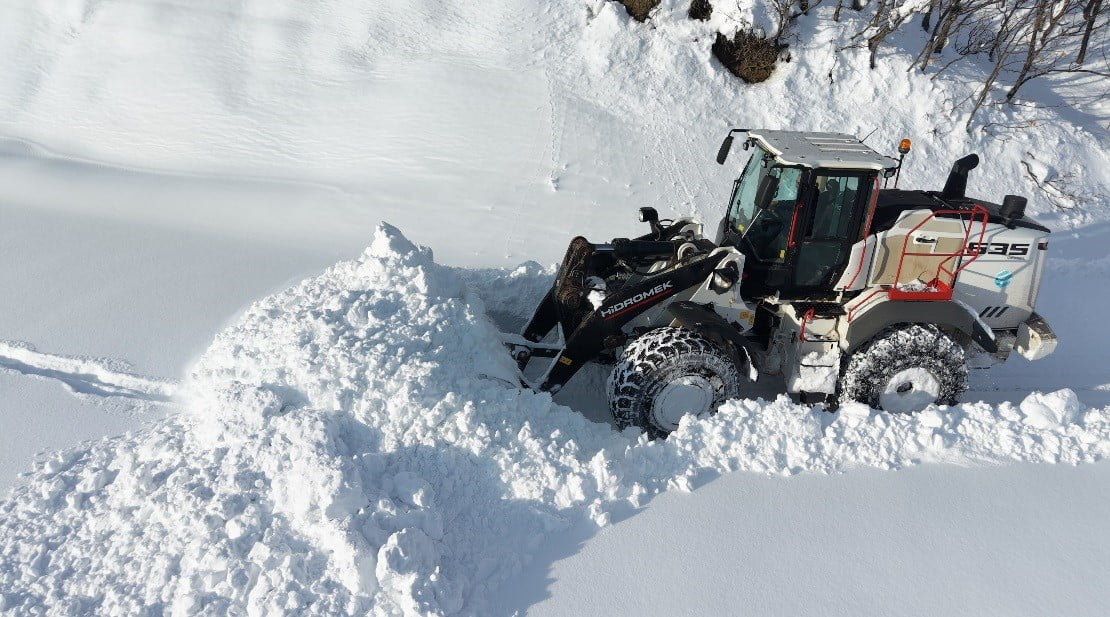TUNCELİ İL ÖZEL İDARESİ EKİPLERİ, İL GENELİNDE ETKİSİNİ SÜRDÜREN YOĞUN KAR YAĞIŞINA RAĞMEN KARLA...