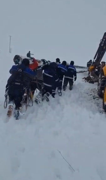 TUNCELİ’NİN KACARLAR KÖYÜ BÖLGESİNDE BUZ YÜKÜ NEDENİYLE YIKILAN ENERJİ HATTININ YENİDEN DEVREYE...