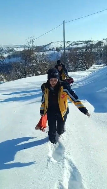 TUNCELİ’NİN MAZGİRT İLÇESİNE BAĞLI ANITÇINAR KÖYÜNDE RAHATSIZLANAN 77 YAŞINDAKİ HASTA İÇİN SAĞLIK...