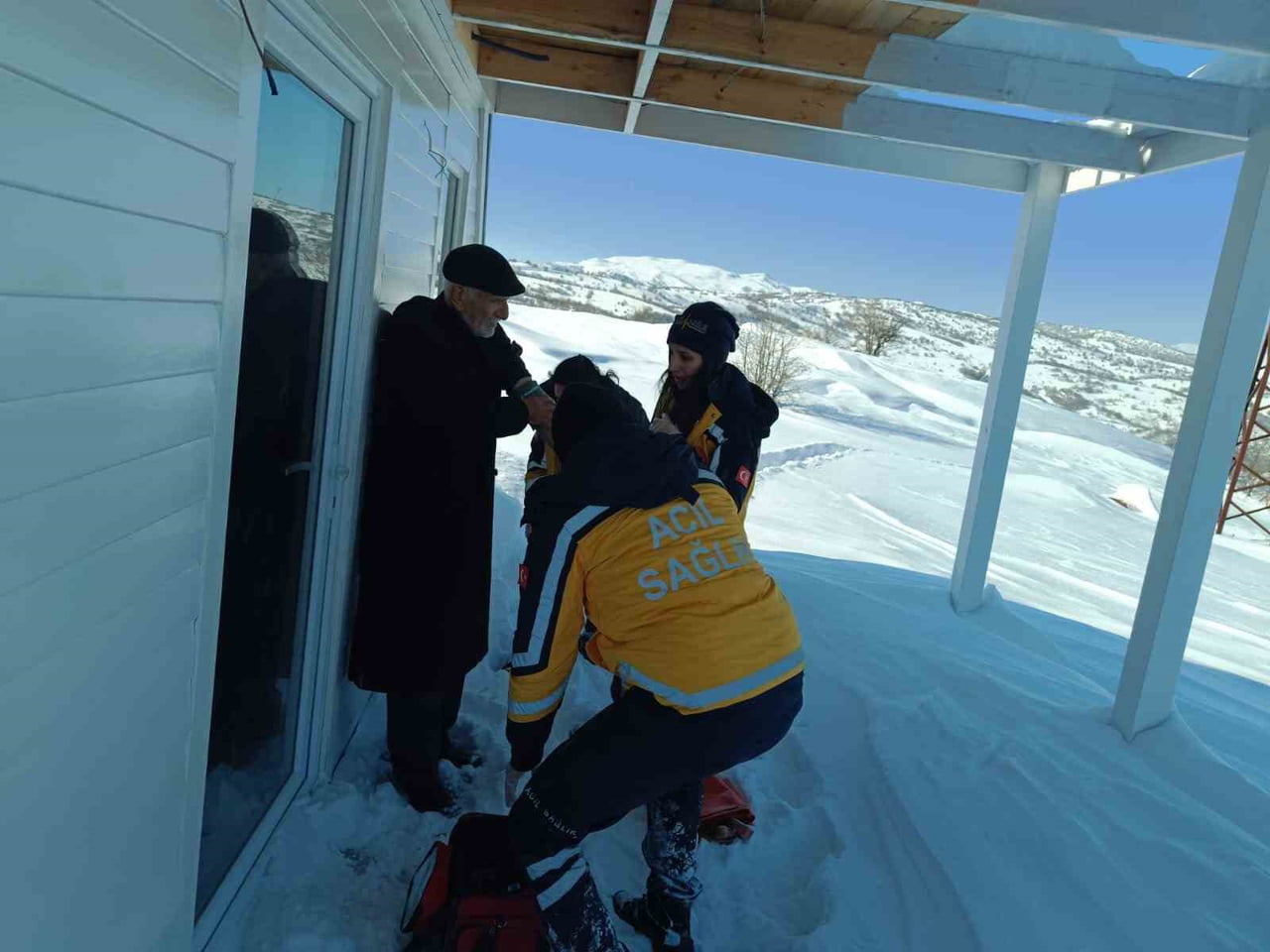 TUNCELİ’NİN MAZGİRT İLÇESİNE BAĞLI ANITÇINAR KÖYÜNDE RAHATSIZLANAN 77 YAŞINDAKİ HASTA İÇİN SAĞLIK...