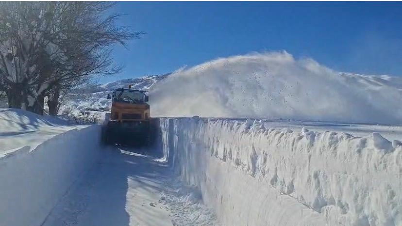 TUNCELİ’NİN OVACIK İLÇESİNDE YER YER 2 METREYİ BULAN KAR YAĞIŞI NEDENİYLE İL ÖZEL İDARESİ...