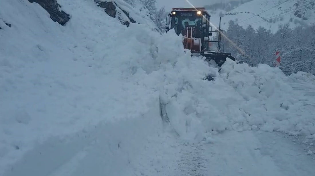 TUNCELİ-OVACIK YOLU 44’ÜNCÜ KİLOMETRE YONCALI KÖYÜ MEVKİİNDE MEYDANA GELEN ÇIĞ NEDENİYLE YOL...