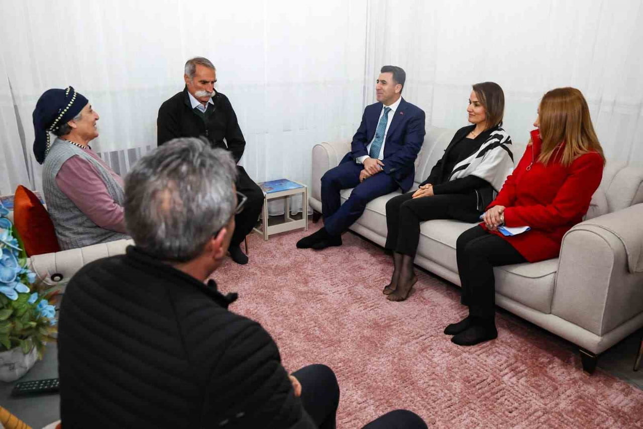 TUNCELİ VALİSİ ŞEFİK AYGÖL, ÜÇ KUŞAĞIN BİR ARADA YAŞADIĞI BİR AİLEYİ EVLERİNDE ZİYARET...