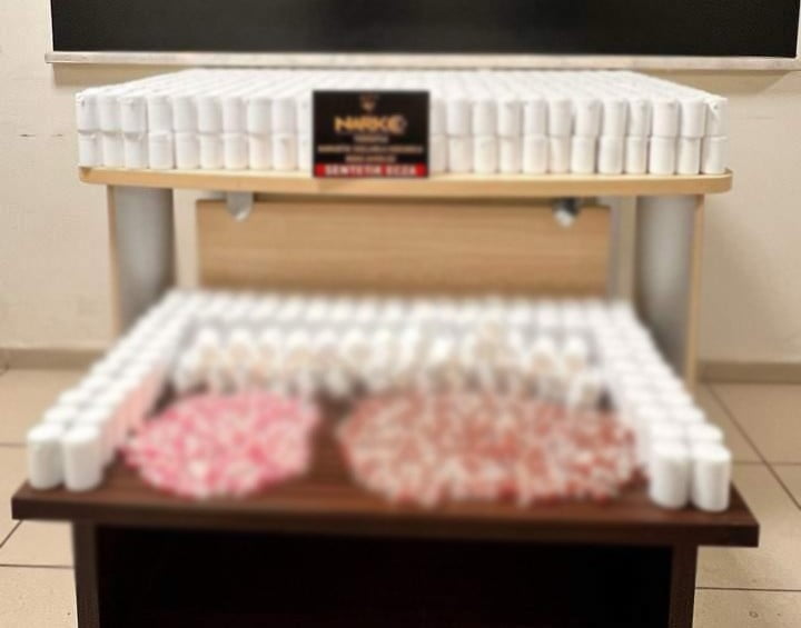 TURGUTLU’DA NARKOTİK EKİPLERİNİN DÜZENLEDİĞİ OPERASYONDA BİR ŞÜPHELİNİN ÜZERİNDE VE EŞYALARINDA 56...