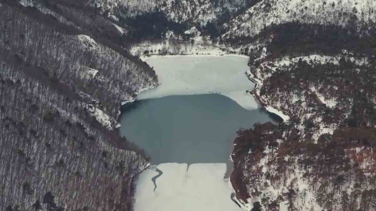 TURİSTLERİN VE DOĞA TUTKUNLARININ UĞRAK YERİ OLAN TURİZM CENNETİ GÖLÜN YÜZEYİ KAR YAĞIŞININ...