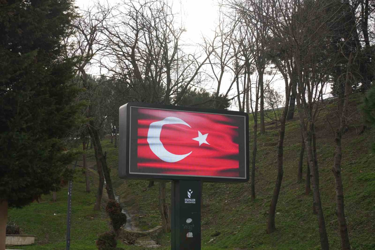 TÜRK BAYRAĞINA YÖNELİK YAPILAN ÇİRKİN SALDIRININ ARDINDAN ESENLER BELEDİYESİ, İLÇENİN DÖRT BİR...