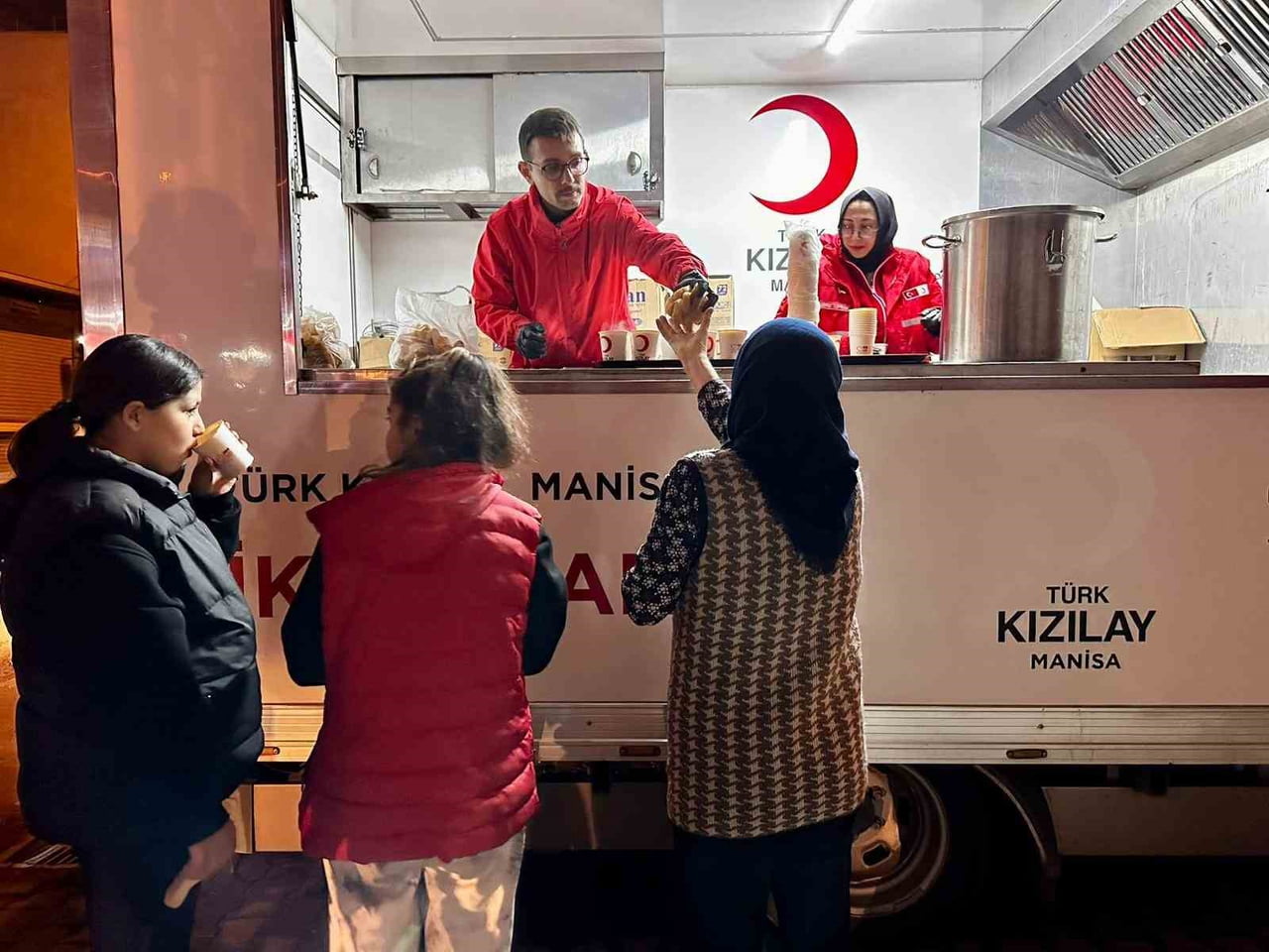 TÜRK KIZILAY MANİSA İL MERKEZİ BAŞKANLIĞI, MİRAÇ KANDİLİ DOLAYISIYLA VATANDAŞLARA 2 BİN 500...