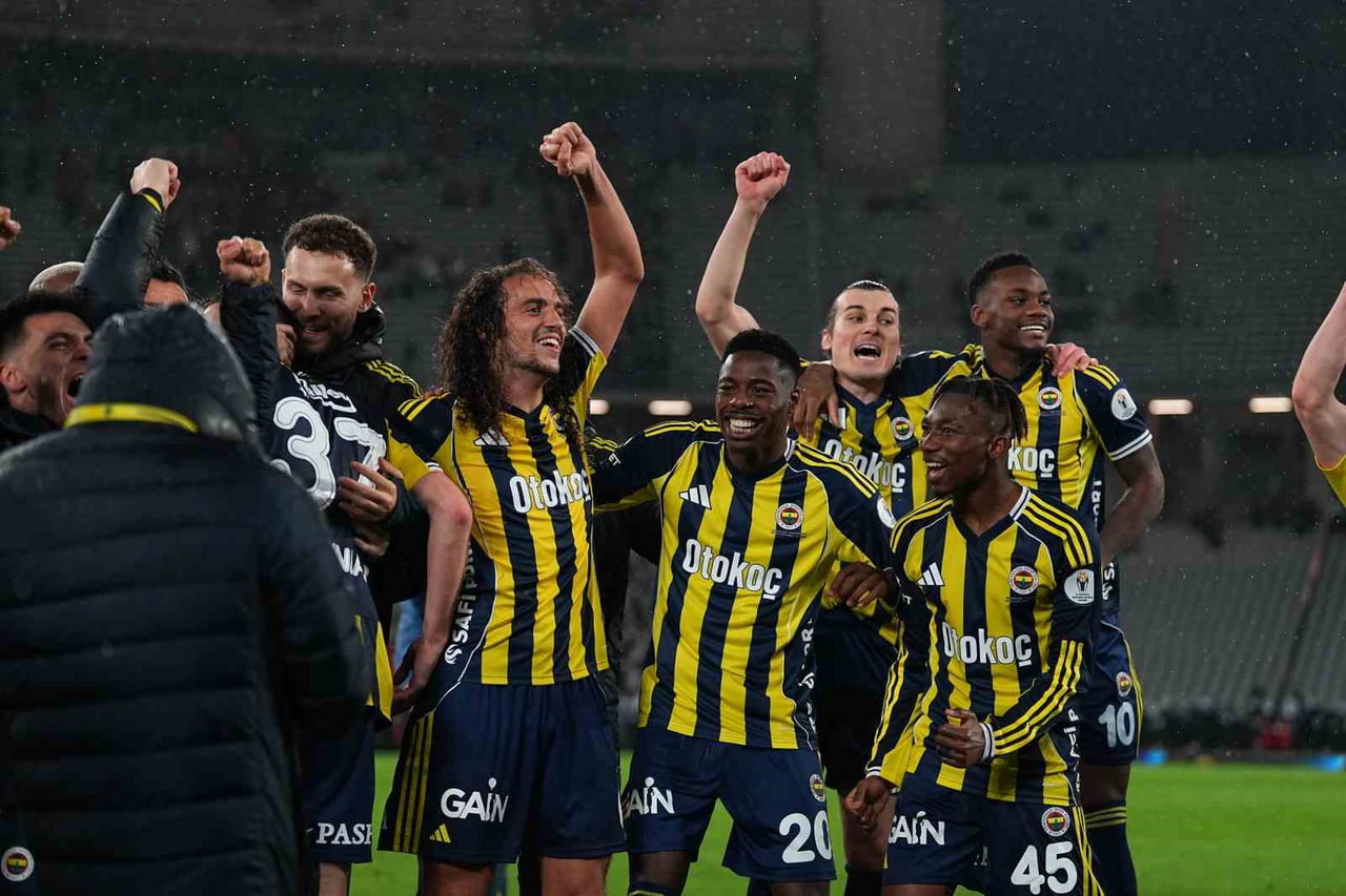 TURKCELL SÜPER KUPA FİNALİ'NDE GALATASARAY'I 2-0 MAĞLUP EDEN FENERBAHÇE, TÖRENLE KUPAYI...
