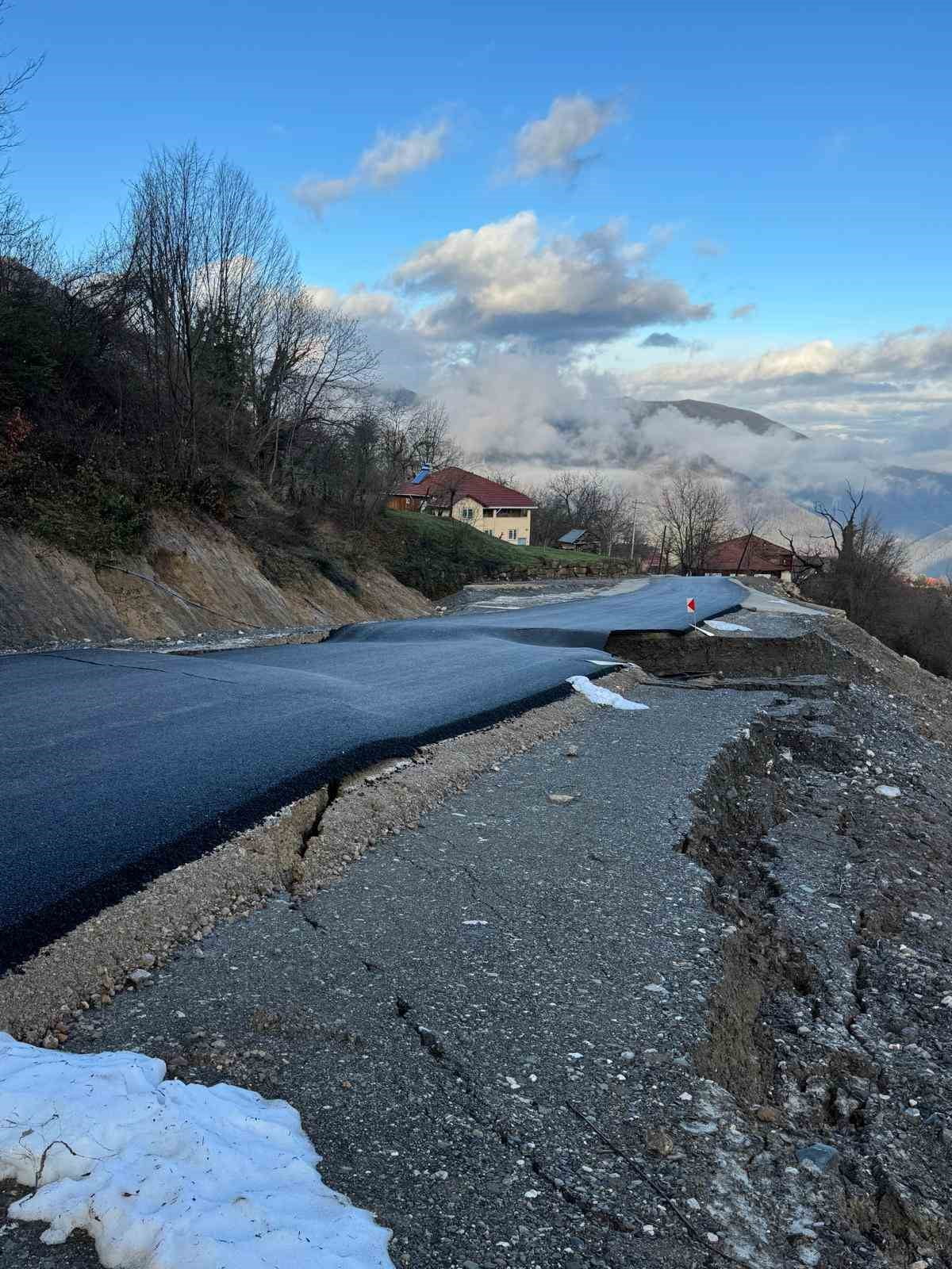 TÜRKELİ DÜZLER–CELALLER GRUP YOLUNDA HEYELAN TÜRKELİ İLÇESİNDE ETKİLİ OLAN YAĞIŞLARIN ARDINDAN...