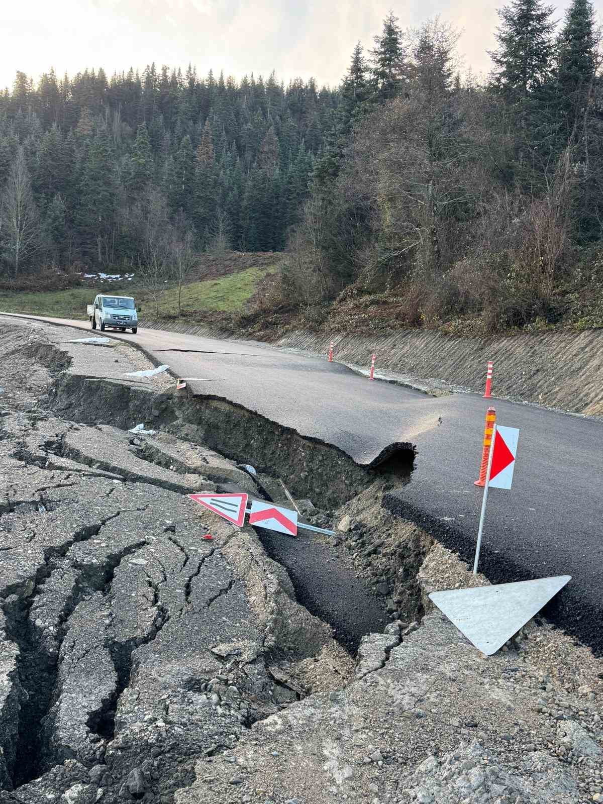 TÜRKELİ DÜZLER–CELALLER GRUP YOLUNDA HEYELAN TÜRKELİ İLÇESİNDE ETKİLİ OLAN YAĞIŞLARIN ARDINDAN...