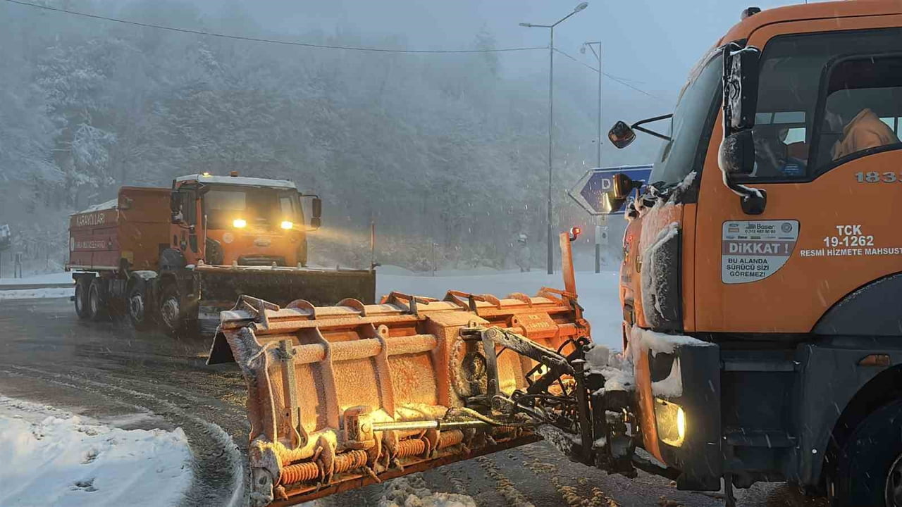 TÜRKİYE'NİN EN ÖNEMLİ GEÇİŞ GÜZERGAHLARINDAN BİRİ OLAN BOLU DAĞI'NDA DÜN BAŞLAYAN KAR YAĞIŞI...