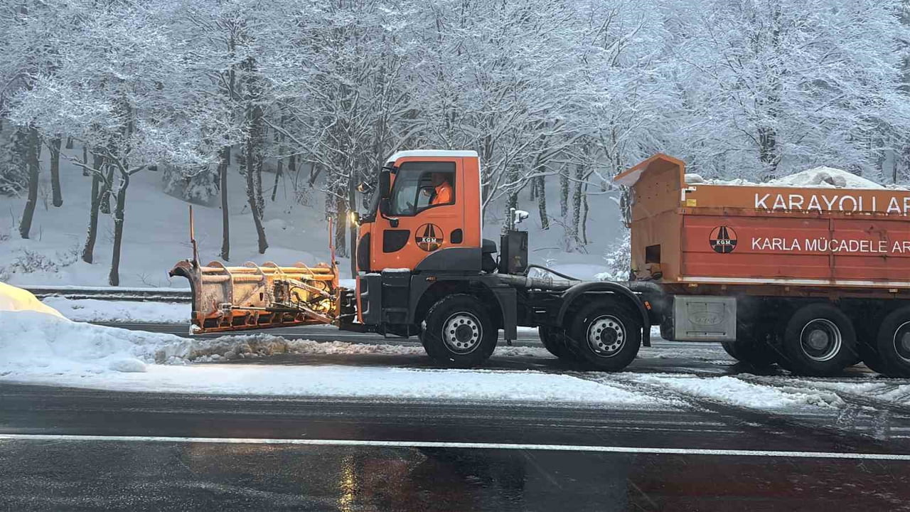TÜRKİYE'NİN EN ÖNEMLİ GEÇİŞ GÜZERGAHLARINDAN BİRİ OLAN BOLU DAĞI'NDA DÜN BAŞLAYAN KAR YAĞIŞI...