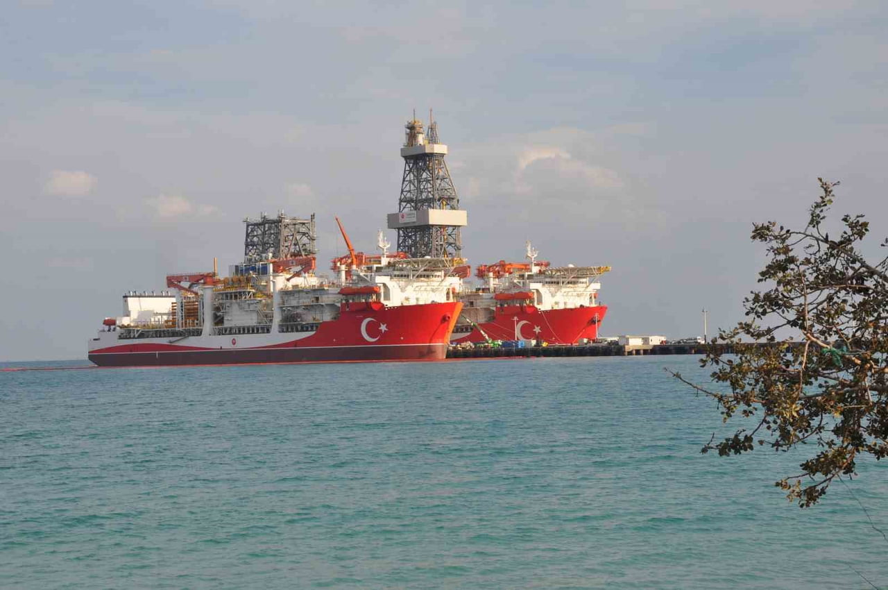 TÜRKİYE'NİN ENERJİ FİLOSUNA KATILAN İKİZ DERİN DENİZ SONDAJ GEMİSİ ÇAĞRI BEY VE YILDIRIM KIRMIZI...