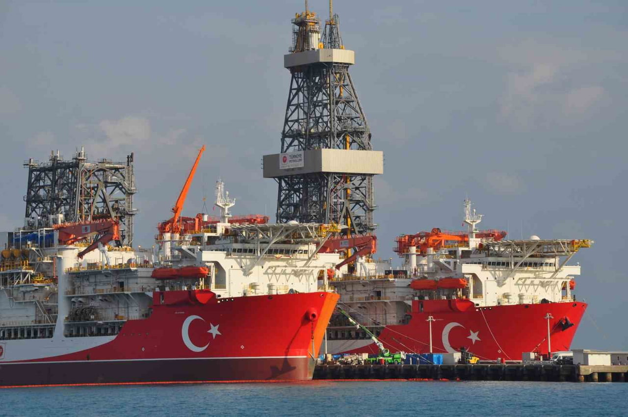 TÜRKİYE'NİN ENERJİ FİLOSUNA KATILAN İKİZ DERİN DENİZ SONDAJ GEMİSİ ÇAĞRI BEY VE YILDIRIM KIRMIZI...
