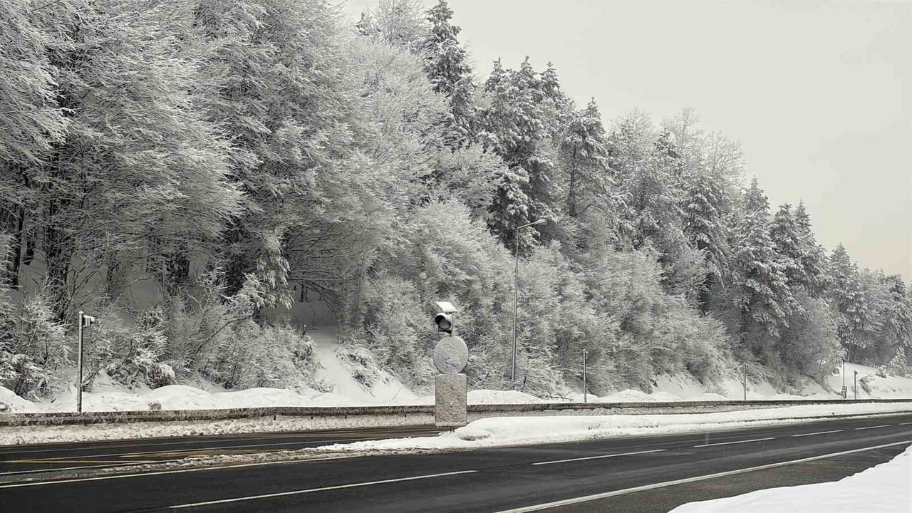 TÜRKİYE'NİN ÖNEMLİ GEÇİŞ GÜZERGAHLARINDAN D-100 KARA YOLUNUN BOLU DAĞI KESİMİNDE KAR YAĞIŞI...