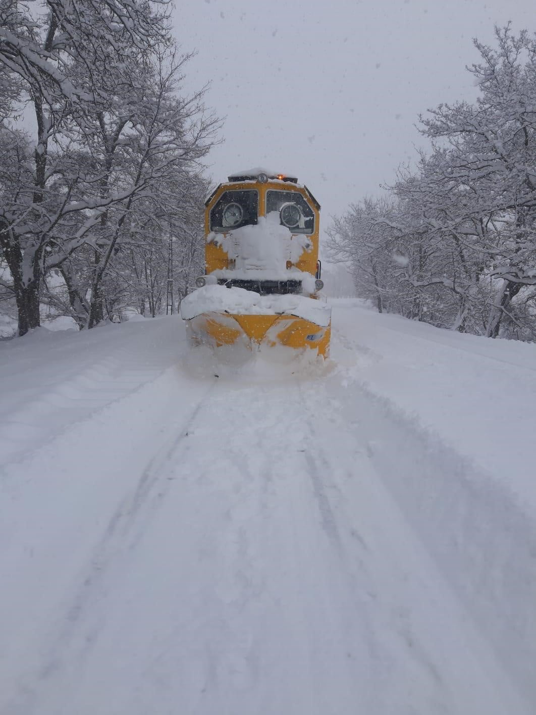 TÜRKİYE CUMHURİYETİ DEVLET DEMİRYOLLARI (TCDD) EKİPLERİ, ÜLKE GENELİNDEKİ KAR YAĞIŞLARININ...
