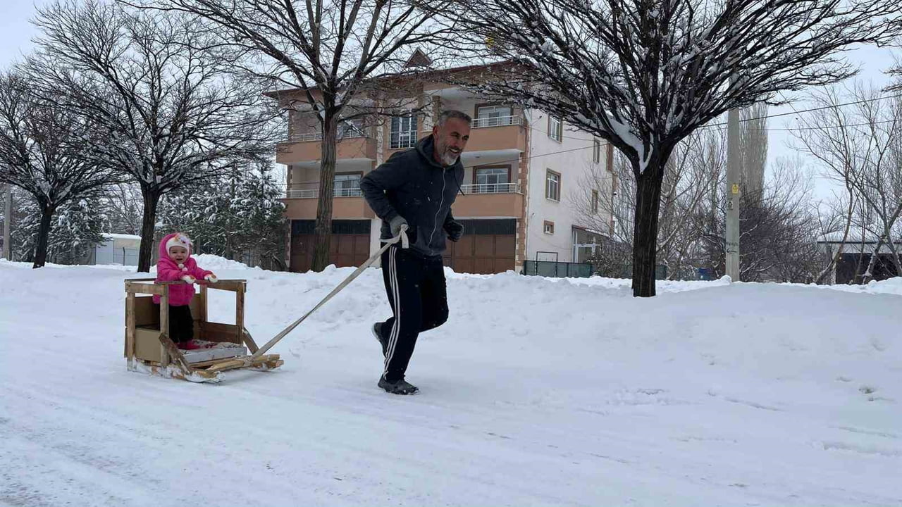TÜRKİYE GENELİNDE DÜZENLENEN MARATONLARA YAKLAŞIK 15 YILDIR KATILAN AFŞİNLİ SPORCU, ETKİ OLAN KAR...