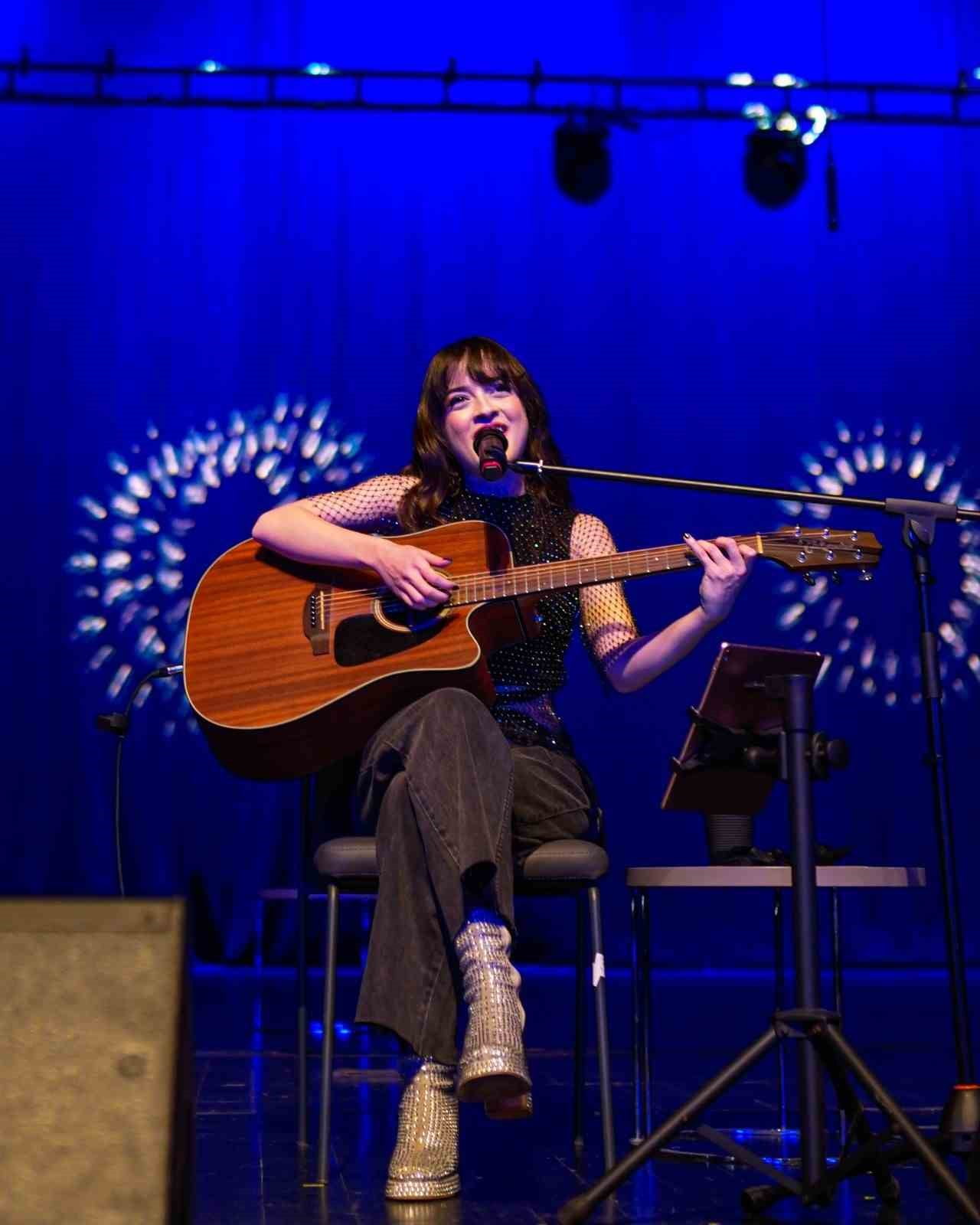 TÜRKİYE MÜZİK TARİHİNDE İLKLERDEN BİRİ YAŞANDI. GENÇ YAŞTA SAHNE DİLİ VE DİSİPLİNLİ ÇALIŞMASIYLA...