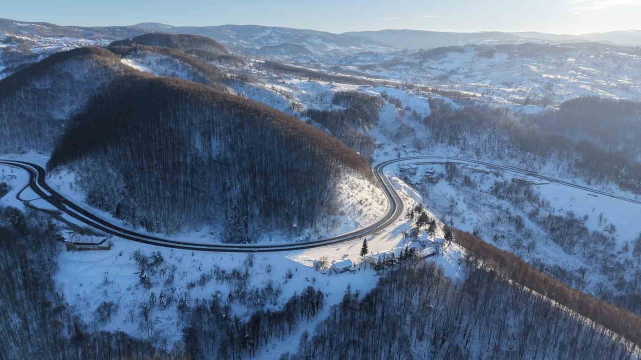 TÜRKİYE’NİN EN ÖNEMLİ GEÇİŞ GÜZERGÂHLARINDAN BİRİ OLAN BOLU DAĞI’NDA SÜRÜCÜLER GİZLİ BUZLANMAYA...