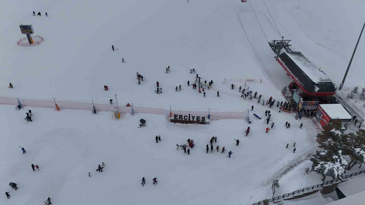 TÜRKİYE’NİN ÖNEMLİ KIŞ SPORLARI MERKEZLERİNDEN OLAN ERCİYES KAYAK MERKEZİ’NDE HEM SEZONUN AÇILMASI...