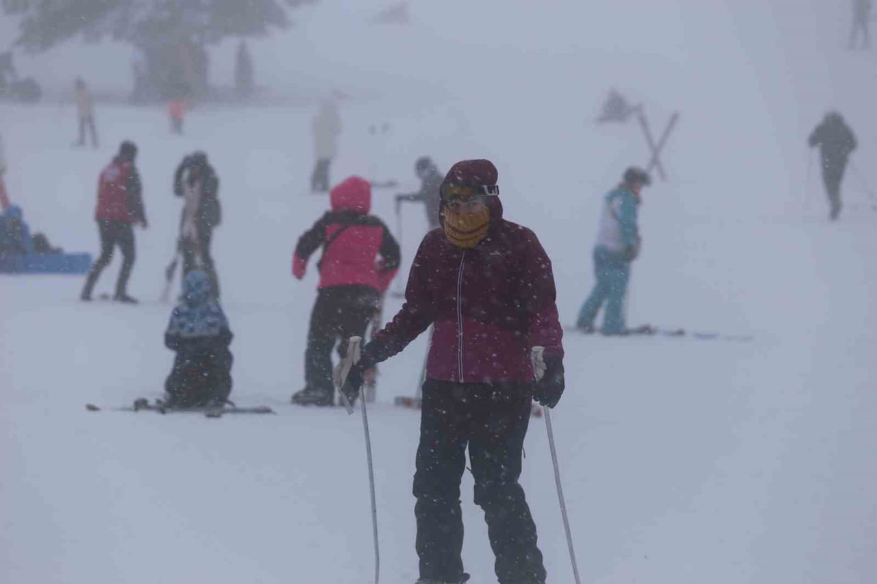TÜRKİYE’NİN ÖNEMLİ KIŞ TURİZMİ MERKEZLERİNDEN ULUDAĞ’DA SOĞUK HAVA VE KIŞ ŞARTLARININ ETKİSİNİ...