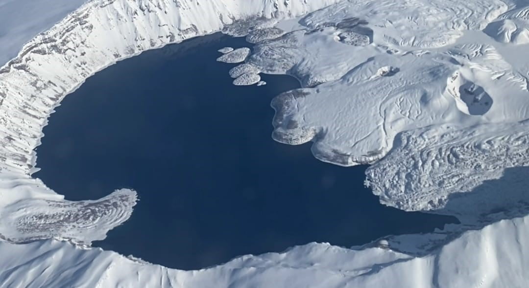 UÇAKTAN ÇEKİLEN NEMRUT KRATER GÖLÜ’NÜN KIŞ GÜZELLİĞİ MEST ETTİ