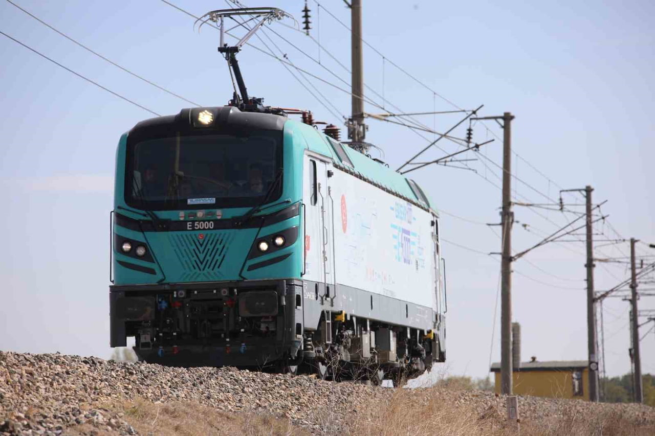 ULAŞTIRMA VE ALTYAPI BAKANI ABDULKADİR URALOĞLU, TÜRKİYE RAYLI SİSTEM ARAÇLARI SANAYİ A.Ş.’NİN...