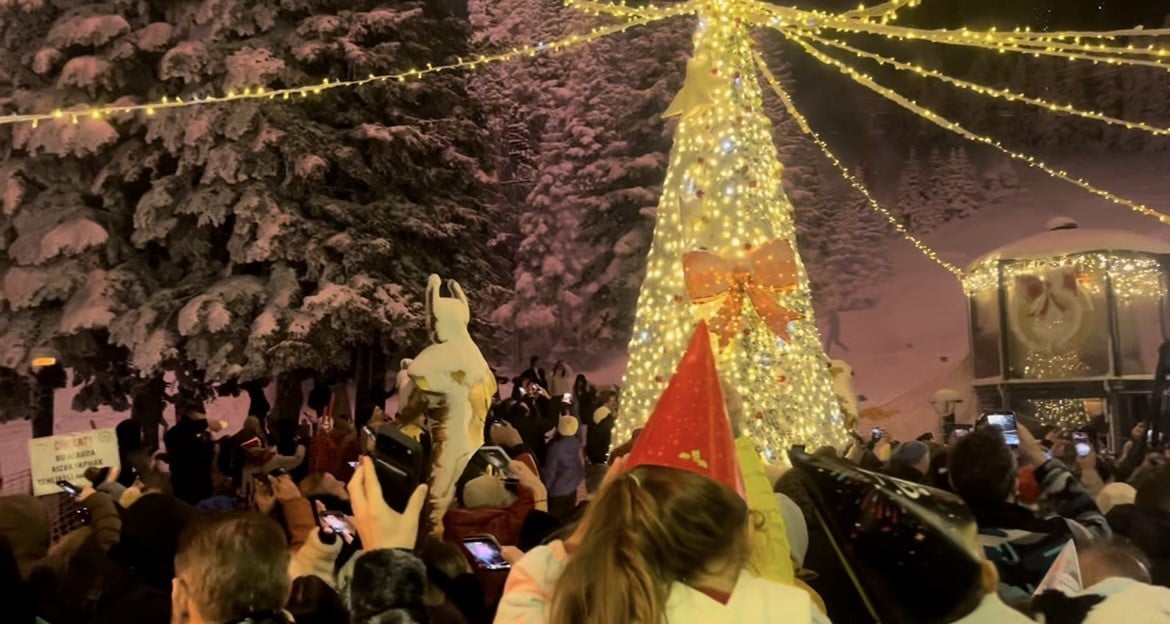 ULUDAĞ'DA 2026'YA COŞKULU MERHABA: GÖKYÜZÜ HAVAİ FİŞEKLERLE AYDINLANDI