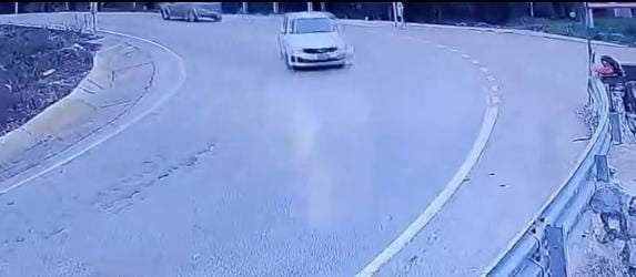 ULUDAĞ YOLUNDAN İNİŞ YAPAN BİR OTOMOBİLİN VİRAJI ALAMAYARAK BARİYERLERE ÇARPTI.