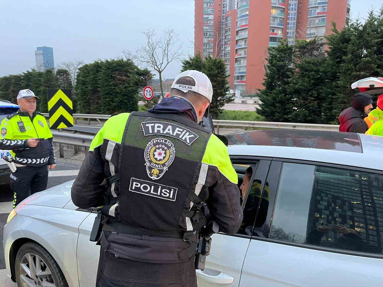 ÜMRANİYE'DE TRAFİK EKİPLERİ TARAFINDAN DRON DESTEKLİ ŞERİT İHLALİ DENETİMİ GERÇEKLEŞTİRİLDİ....