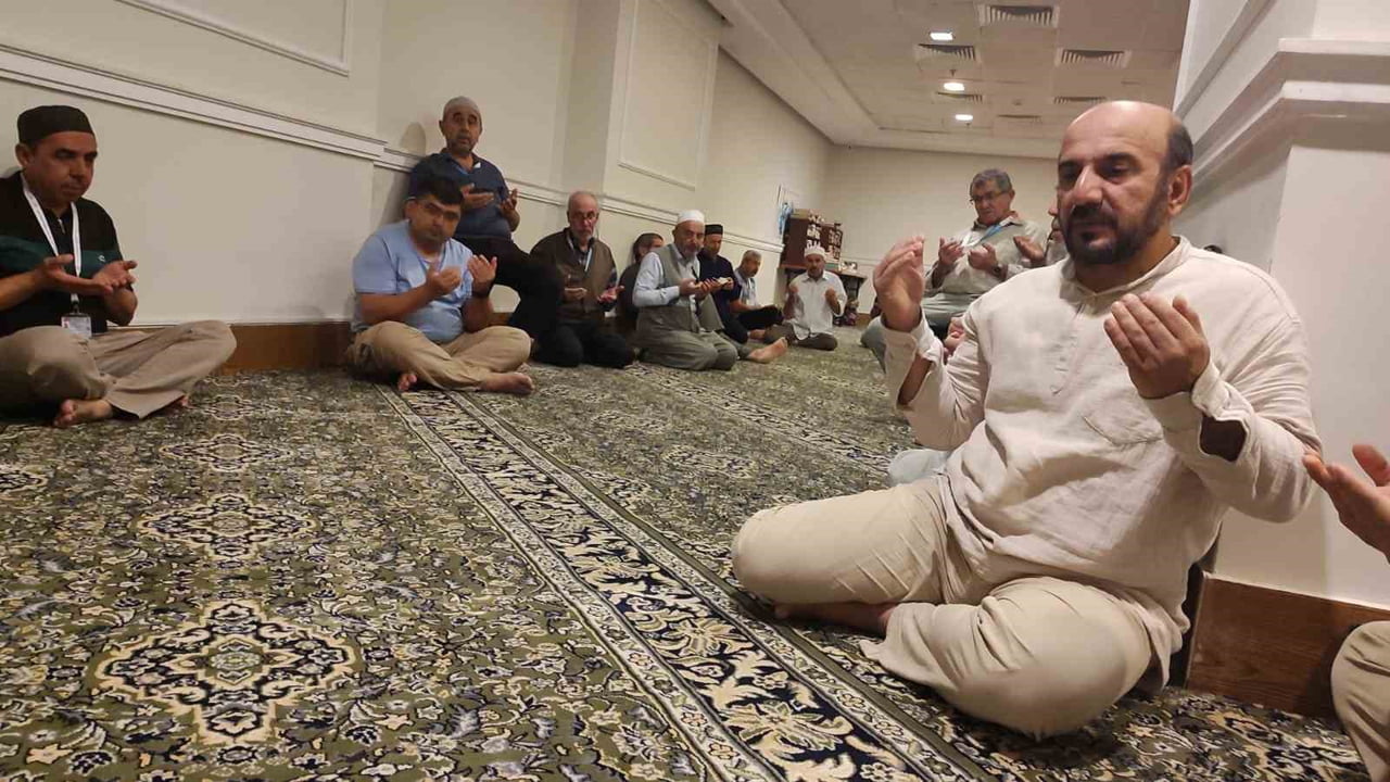 UMRE İBADETİ İÇİN KUTSAL TOPRAKLARDA BULUNAN TÜRK UMRECİ KAFİLELERİ, MİRAÇ KANDİLİ DOLAYISIYLA...