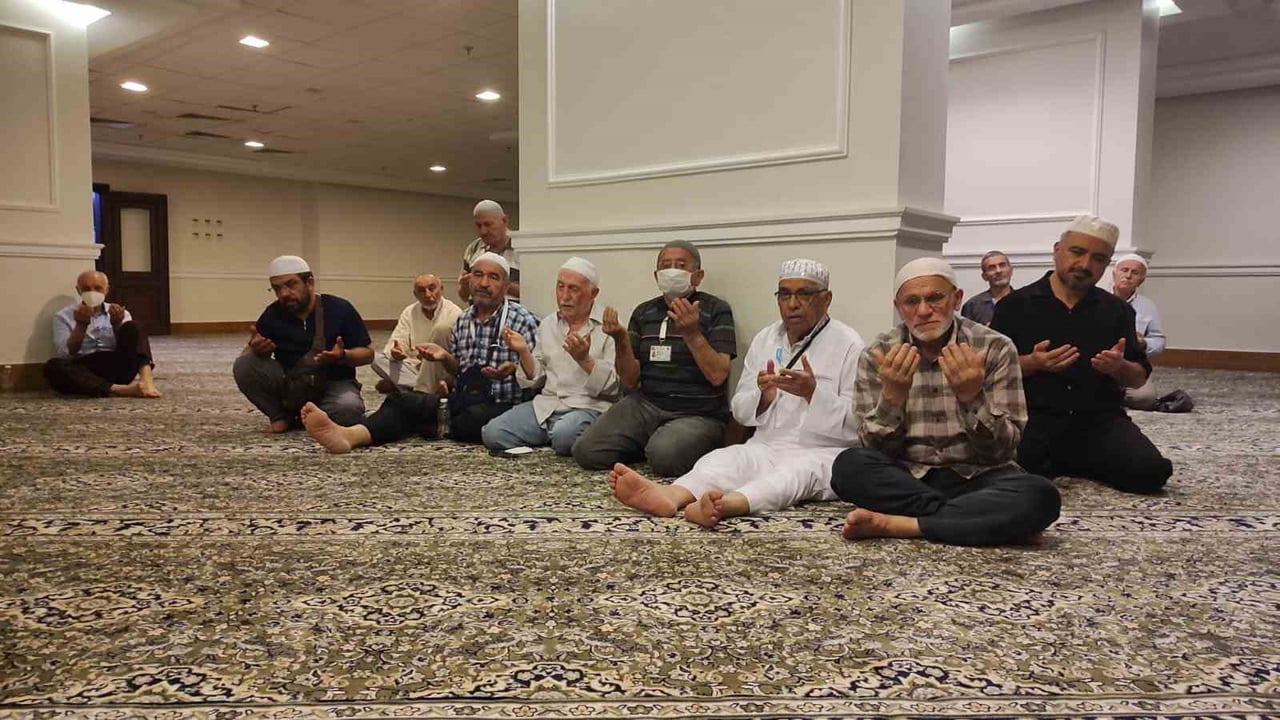 UMRE İBADETİ İÇİN KUTSAL TOPRAKLARDA BULUNAN TÜRK UMRECİ KAFİLELERİ, MİRAÇ KANDİLİ DOLAYISIYLA...