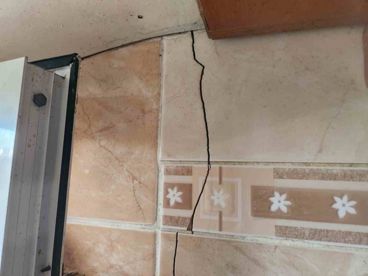 URLA’DA ÖNLEM ALINMADAN YAPILAN TEMEL KAZISI FACİAYA NEDEN OLUYORDU.  KOMŞU EVDE DERİN ÇATLAKLAR...