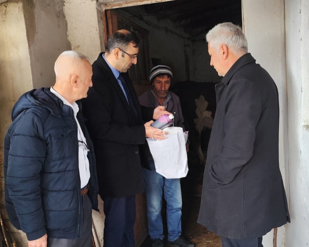 UŞAK İL TARIM VE ORMAN MÜDÜRÜ SERKAN BİLİR, HACIKADEM MAHALLESİ’NDE DÜZENLENEN CUMA BULUŞMASININ...