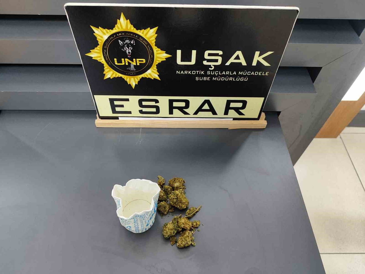 UŞAK’TA BİR ADRESE YAPILAN UYUŞTURUCU OPERASYONUNDA ÇOK SAYIDA UYUŞTURUCU MADDE ELE GEÇİRİLİRKEN...