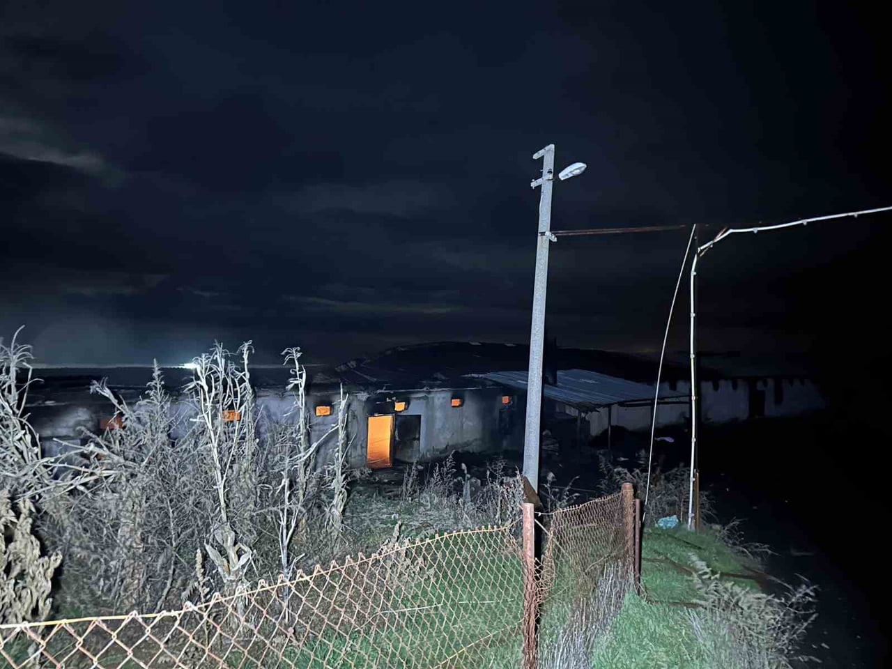 UŞAK’TA BOŞ HALDE BULUNAN TAVUK ÇİFTLİĞİNDE ÇIKAN YANGIN, EKİPLERİN MÜDAHALESİYLE...