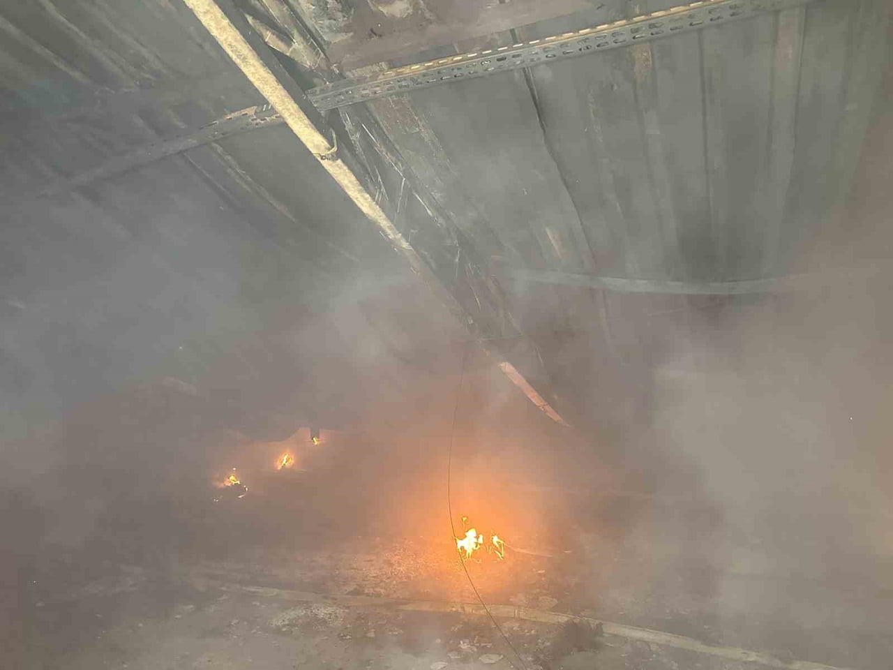 UŞAK’TA BOŞ HALDE BULUNAN TAVUK ÇİFTLİĞİNDE ÇIKAN YANGIN, EKİPLERİN MÜDAHALESİYLE...