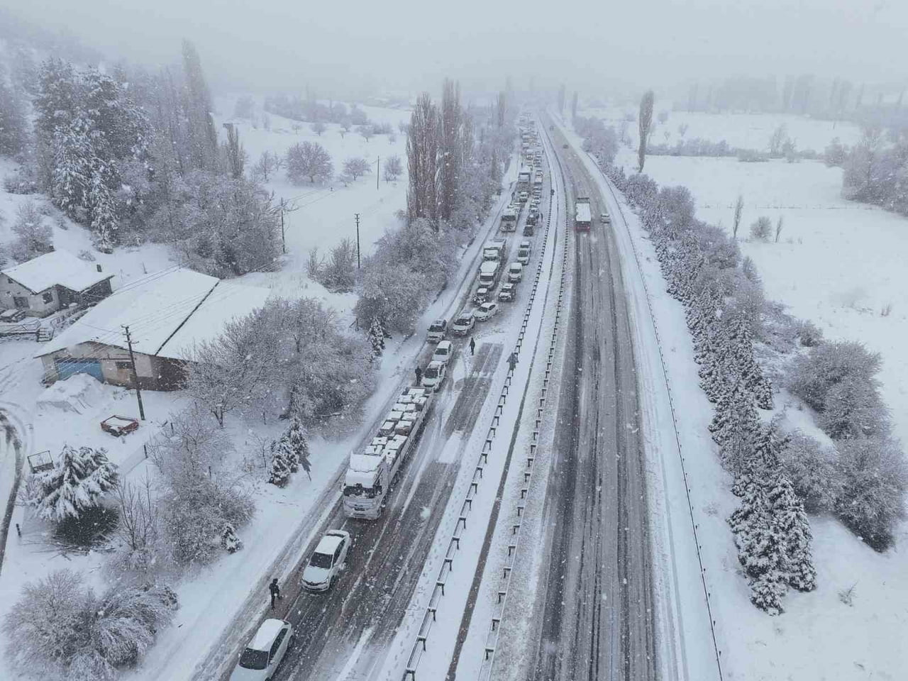 UŞAK’TA ETKİLİ OLAN KAR YAĞIŞI NEDENİYLE UŞAK-ANKARA KARAYOLU DUMLUPINAR RAMPALARI MEVKİİNDE YOL...