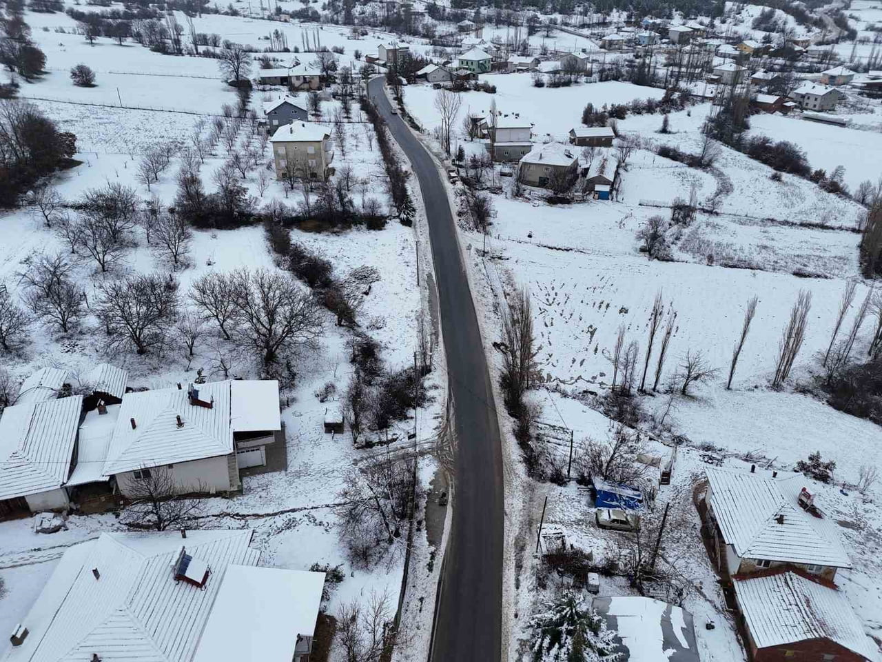 UŞAK’TA HAVA SICAKLIKLARININ DÜŞMESİYLE BİRLİKTE YÜKSEK KESİMLERDE KAR YAĞIŞI ETKİLİ...