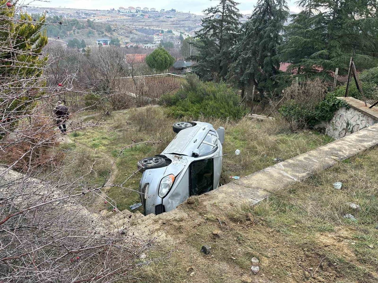 UŞAK’TA KONTROLDEN ÇIKAN OTOMOBİLİN BAHÇEYE DEVRİLMESİ SONUCU MEYDANA GELEN KAZADA 1 KİŞİ...